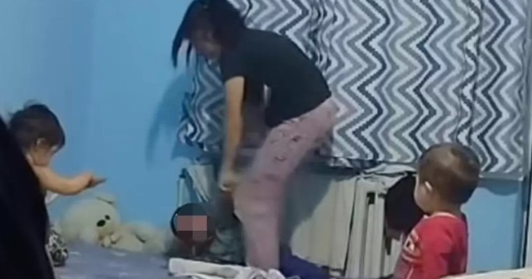 "Басынан тепкілеген". Жаркентте әйел адам баласын батареяға байлап сабаған