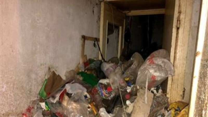 Бір бөлмелі тазаланбаған пәтерден 10 көлік қоқыс шығарды