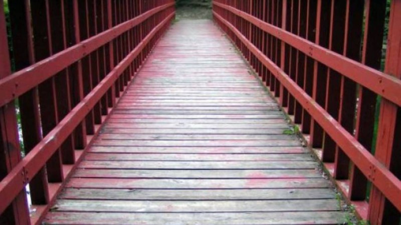 Ақтөбе темір жол бекетінде бойжеткен көпірден секіріп кете жаздады