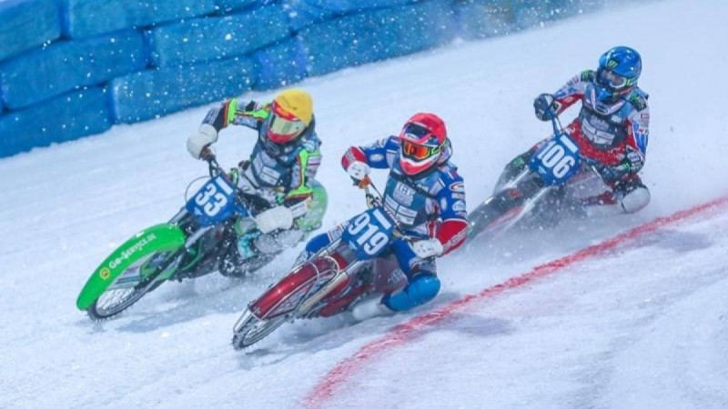 Сағынтаев пен Медведев «Медеу» мұз айдынында мотоциклдер жарысын тамашалады