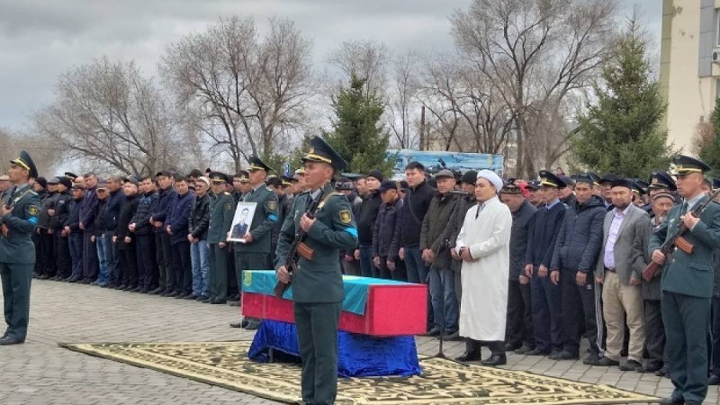 Алматы облысында қаралы митинг өтіп, тікұшақ апатынан қаза болған екі сарбазды жер қойнына тапсырды - Қазақстан жаңалықтары