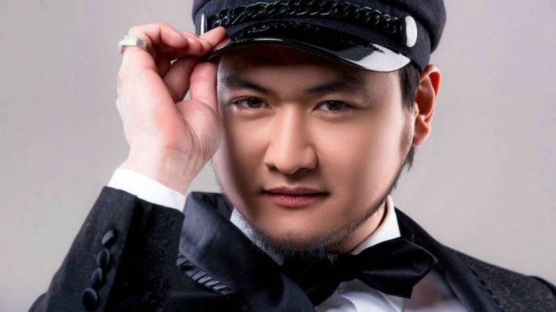 "Мәңгүрттер білмейді": Төреғали баланың аузына түкіргенін сынағандарға жауап берді