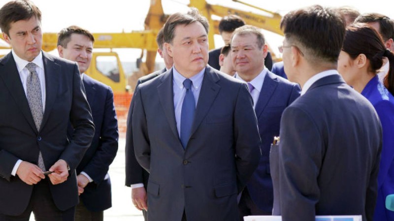 Асқар Мамин Шымкентте 12 мың теңгеге туфли сатып алды