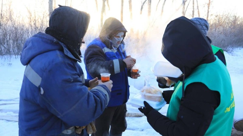 Астанада жұмысшыларға ыстық тамақ пен шай таратқандар жұртты сүйсінтті (фото) - новости Казахстана