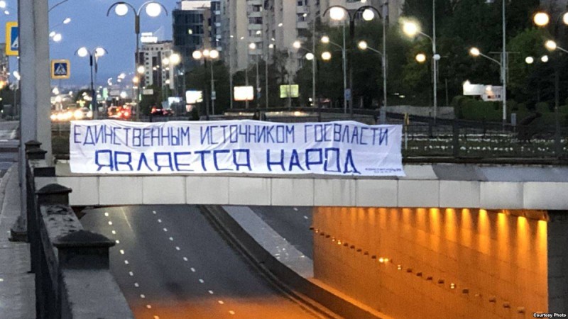 Конституция сөзін жазып қамалған Захаров прокурорлар өтінішімен қайта босап шықты