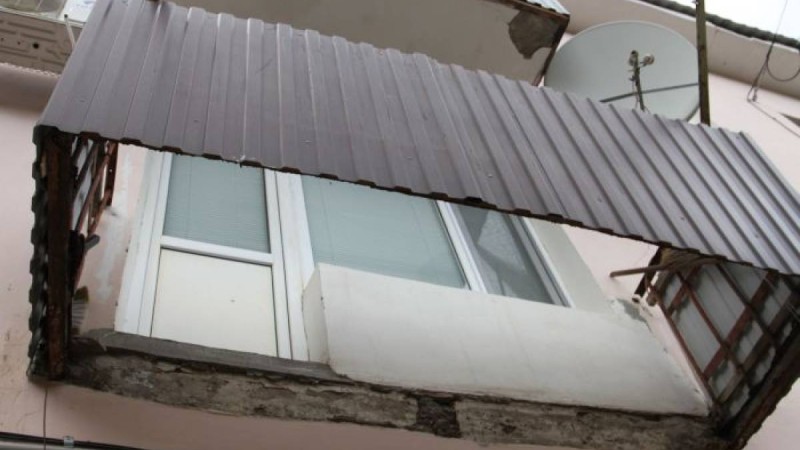 Оралда темекі тартуға шыққан тұрғындар балконмен бірге құлап кетті