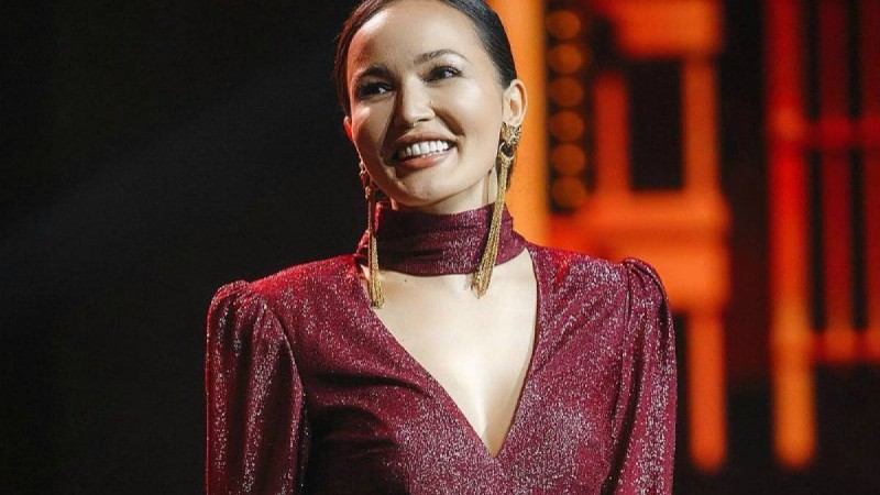 Сахнаға жылан алып шыққан Кәмшат Жолдыбаева елді шошытты (видео)