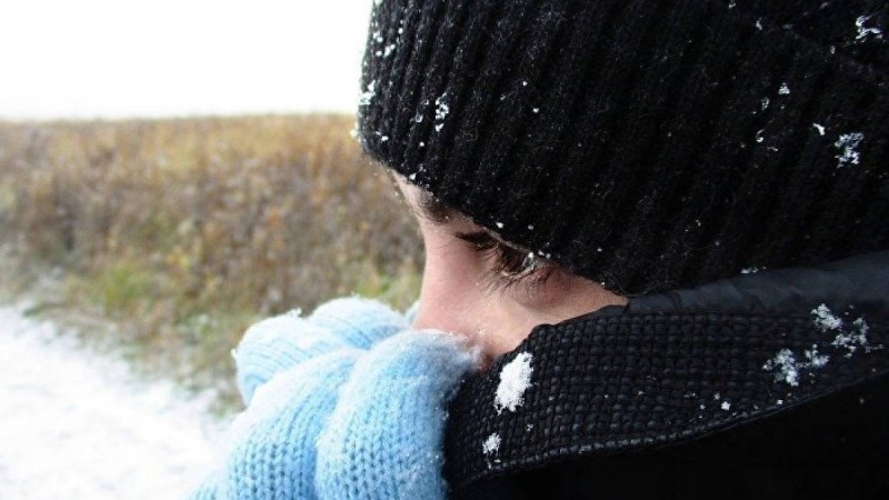 Соңғы сәтте мойнына шарф таға салған қыз ажалдан аман қалды