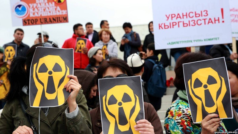 Жұрт наразылығынан соң билік уран кеніші жұмысын тоқтатқанын мәлімдеді