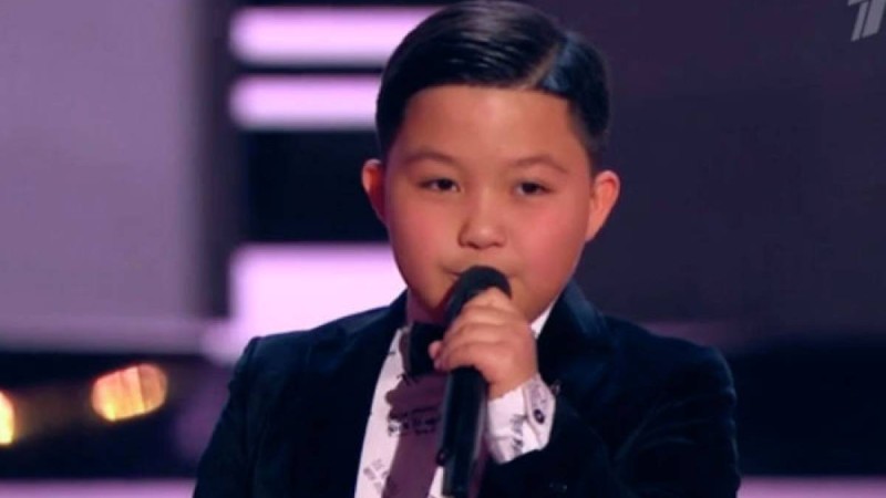 Ержан Максим Назарбаев пен Тоқаевтың алдында ән айтты