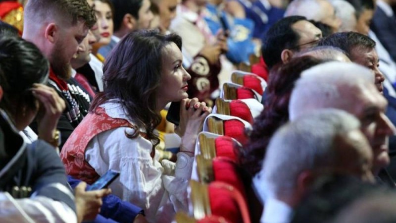 Назарбаев қолындағы гүл шоқтарын қыз-келіншектерге таратып берді – видео