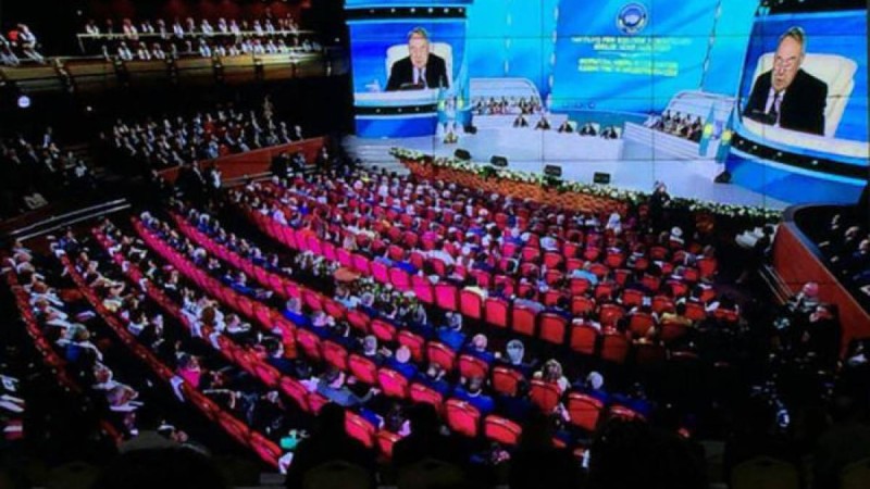 кәріс қызы Назарбаевтың алдында қазақша сөз сөйледі