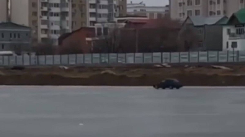 Атырауда өзендегі мұз үстінде көлігімен зулаған жүргізуші ұсталды - новости Казахстана