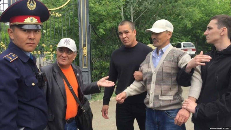 Полиция ғимаратынан құлаған оралдық белсенді оқиғаның қалай болғанын айтты