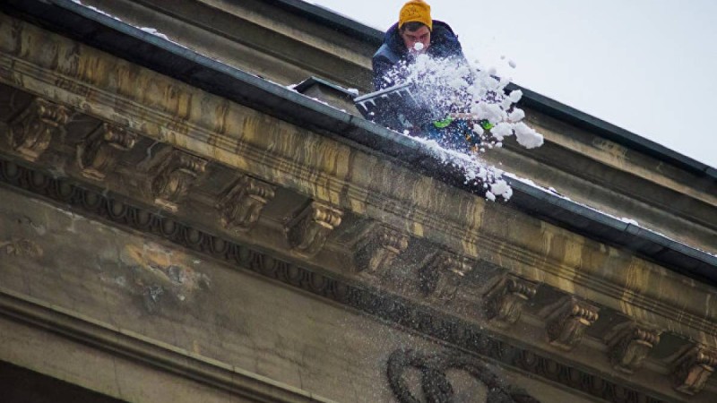 Үйдің төбесінде қар күреп жүрген ер адам әжетханаға құлап түсті