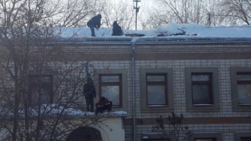 Оралда қалың қардың салдарынан балабақша шатыры опырылып түсті