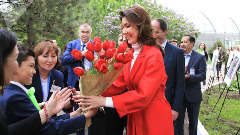 Әлия Назарбаеваға әкесінің құрметіне аталған қызғалдақтар тарту етілді – фото
