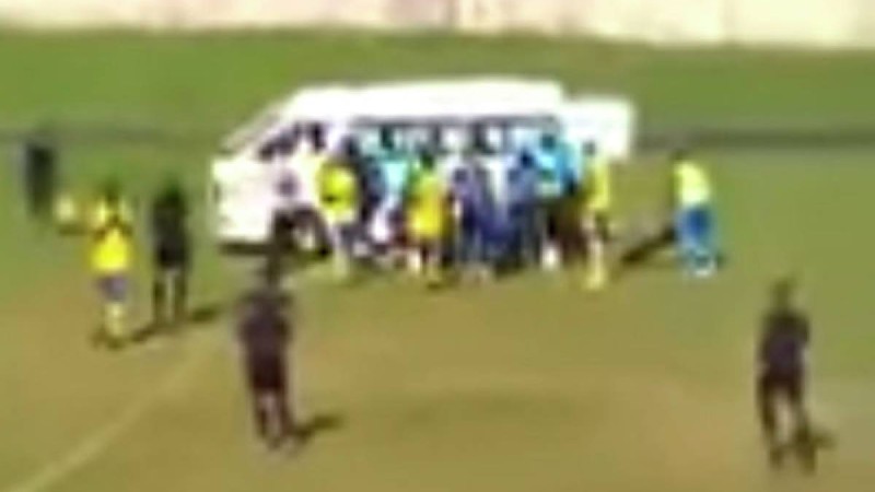 Футболшы матч кезінде көз жұмды – қайғылы оқиғаның видеосы