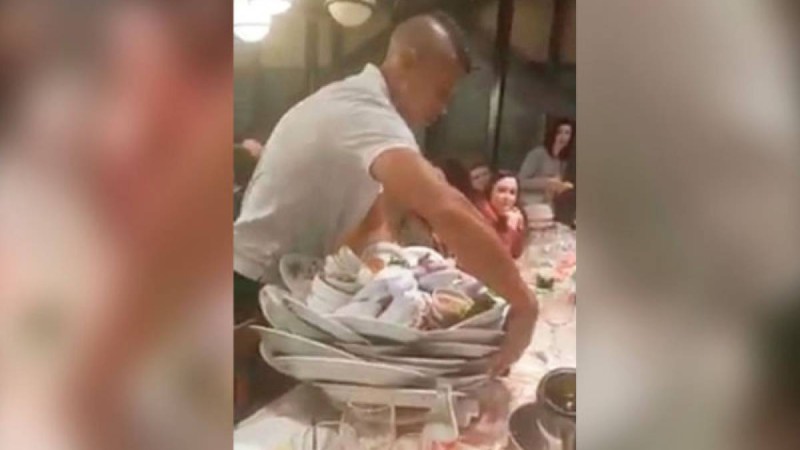 Даяшы бір дегенде бір құшақ ыдыс-аяқты жинап әкетті