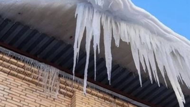 Алматыда әйелдің басына мұз құлап қаза тапты