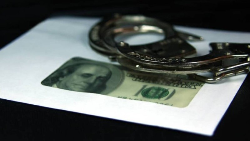 Таразда полицейлер парамен ұсталды