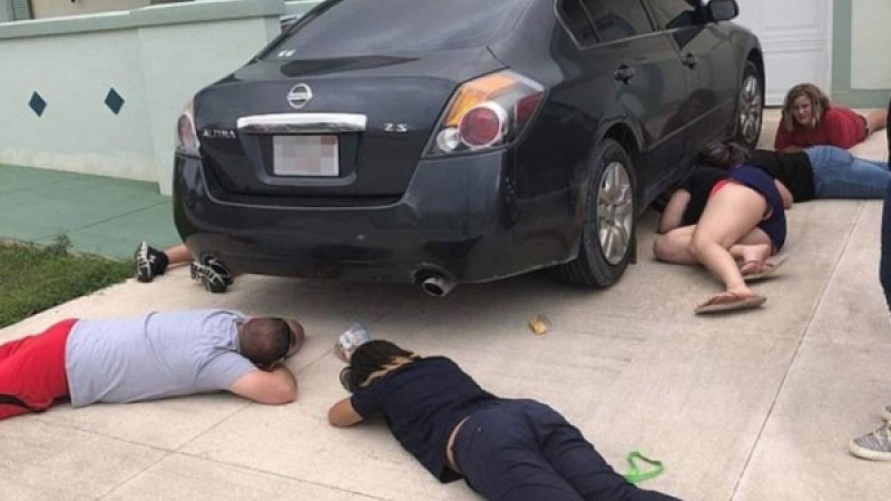 ​Қолында емізулі баласы бар әйел күшікті көліктің астынан алып шыққан