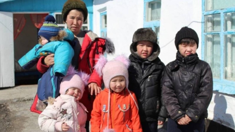 Алматы облысының кәсіпкерлері көпбалалы үш отбасыға үй алып берді (фото)