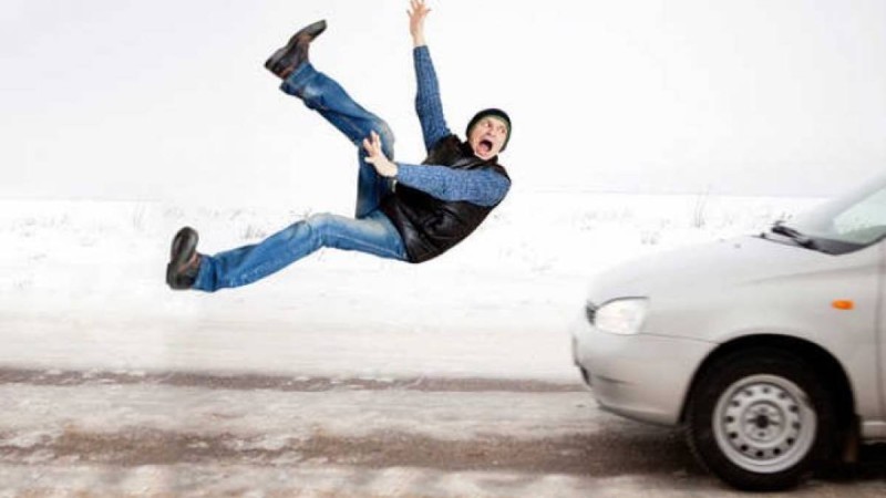 Елімізде әдейі көлік астына түсіп ақша табатындар көбейген