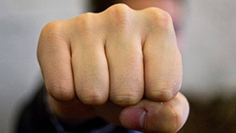 Қостанайда мұғалімнің жағын сындырған оқушының әкесі түсінік берді - новости Казахстана