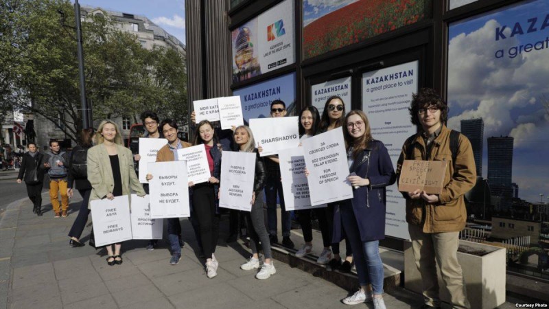 Лондондағы қазақ жастары қамаудағы алматылық белсенділерді қолдады