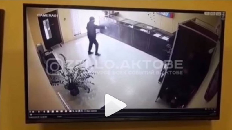 Ақтөбеде ломбдардта атыс болды: Оқиға камераға түсіп қалды (видео)