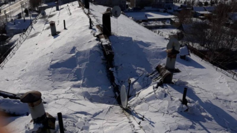 Петропавлда қар бес қабатты үйдің шатырын опырып жіберді