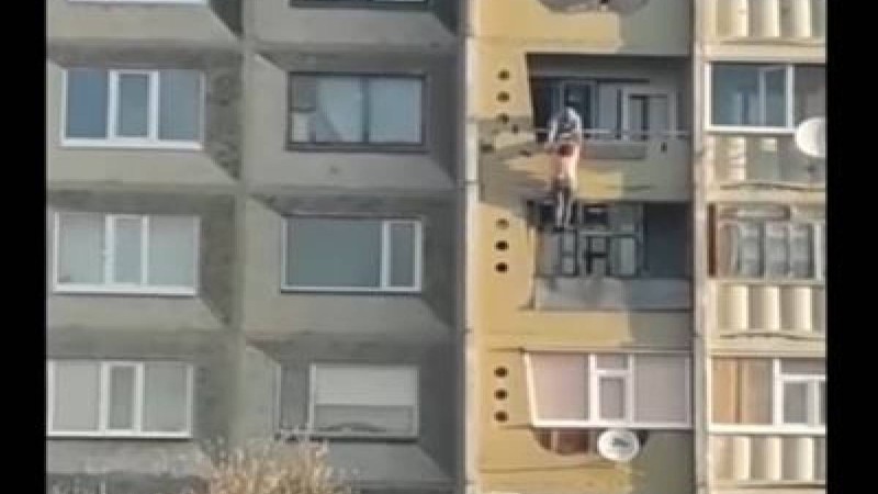 Қостанай облысында күйеуімен ұрысып қалған әйел балконға ілініп қалды
