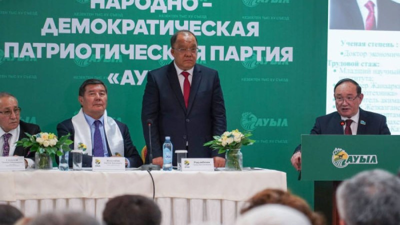 Төлеутай Рақымбеков Орталық сайлау комиссиясына құжаттарын тапсырды