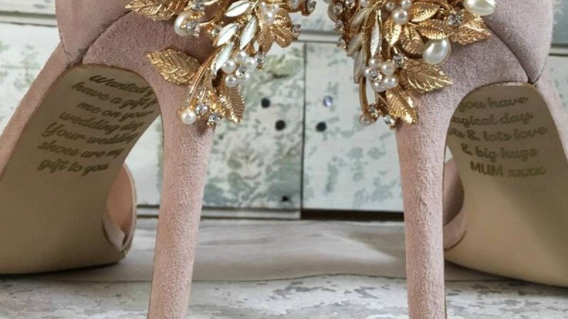 "Бірден жылап жібердім": Қалыңдық тойға киетін туфлиінің астынан марқұм анасының хатын тауып алды - Қазақстан жаңалықтары