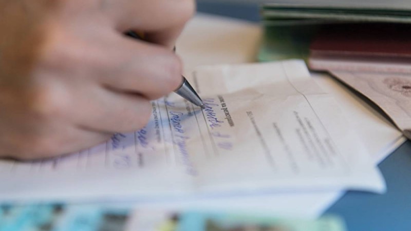 Алматыда төсек тартып жатқан әйелдің үйіне бөтен 26 адам "кіріп" алған