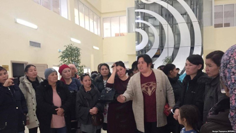 Алматыда әкімдікке келген аналар "Назарбаев кетсін!" деп ұрандатты