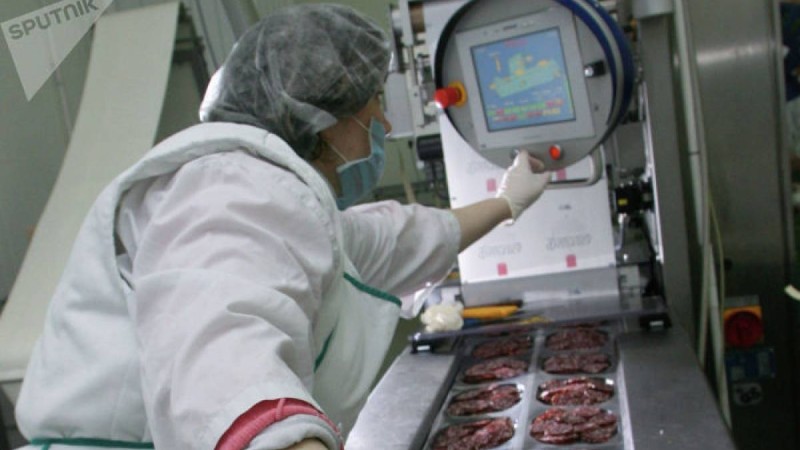 Зауыт қызметкері жұмыс істеп тұрған еттартқышқа құлап кетті