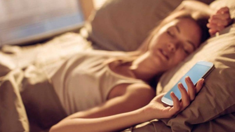 Телефон ұстап ұйықтау несімен қауіпті екені белгілі болды - Қазақстан жаңалықтары