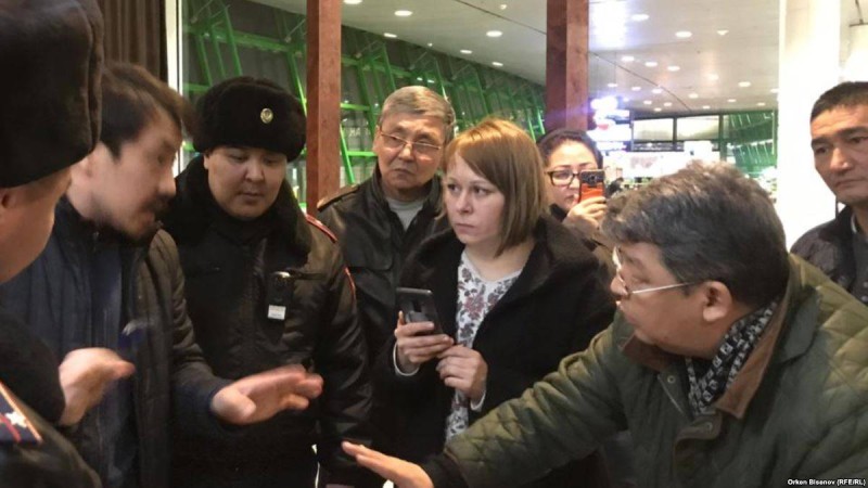 Нұр-Сұлтан әкімшілік соты алдына ондаған белсенді журналист Глушкованы қолдап келді