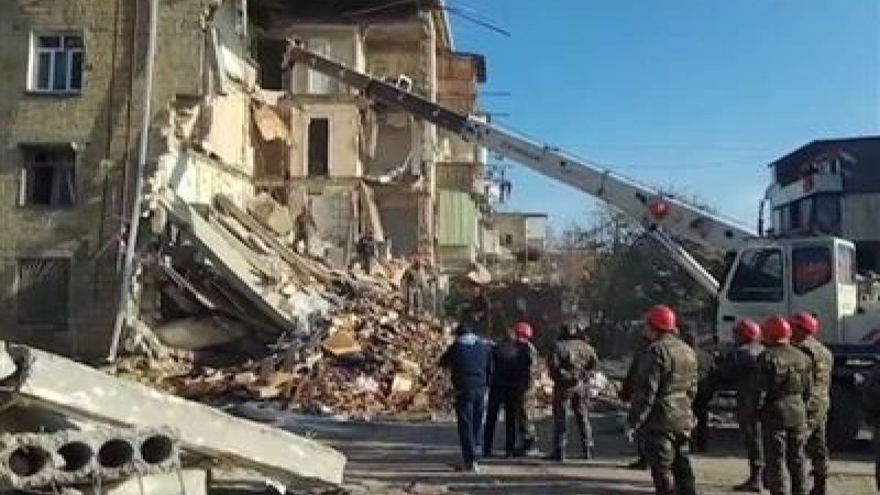 Тұрғын үй жарылып, екі отбасы үйінді астында