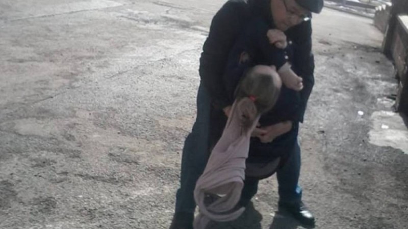 Алматыда ер адам 63 жастағы ауру әйелді көшеде ортасында ұрып-соғып, есінен тандырып кетті - Қазақстан жаңалықтары