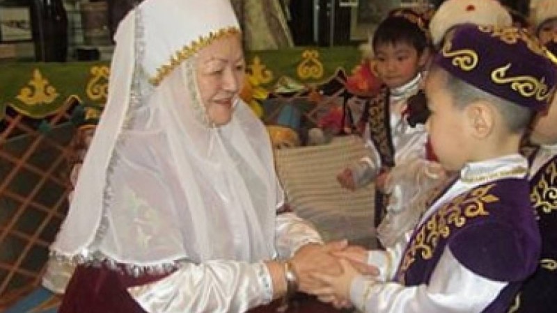 Сенатор Көрісу күнін ресми мерекеге айналдыруды ұсынды