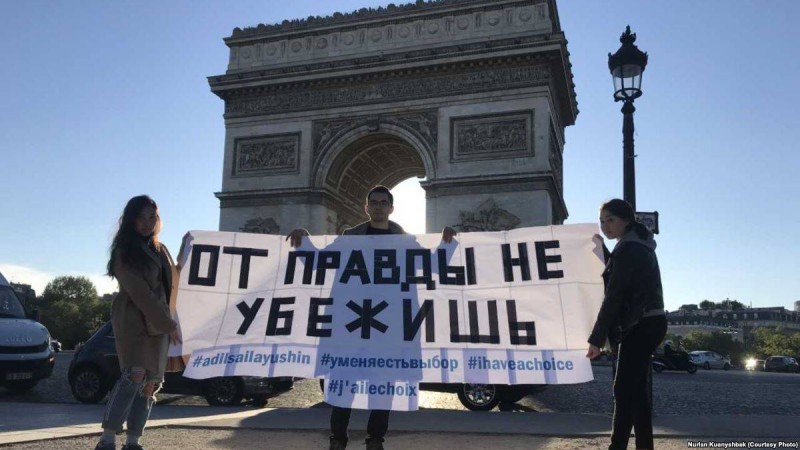 Парижде баннер үшін қамалған алматылық белсенділерге қолдау көрсетті