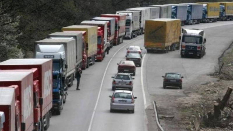 Қазақстан мен Қырғызстанның шекарасында 300 жуық жүк көлігі жиналып қалды