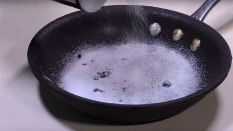 Күйген темір тостақты тазалау жолы