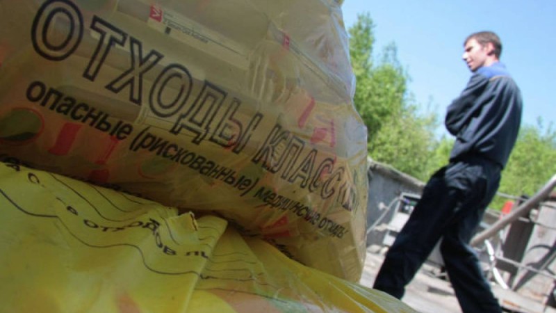 Леңгірде адам сүйектері мен ішкі ағзалары салынған бөтелкелер шашылып жатыр