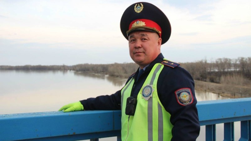 Күйеуімен ұрысып қалған: Павлодарда полицей өзіне қол жұмсамақ болған үш баланың анасын құтқарды
            10:14, 25 Сәуір, 2019
        
        Әйел көпірден секіріп кетпек болған