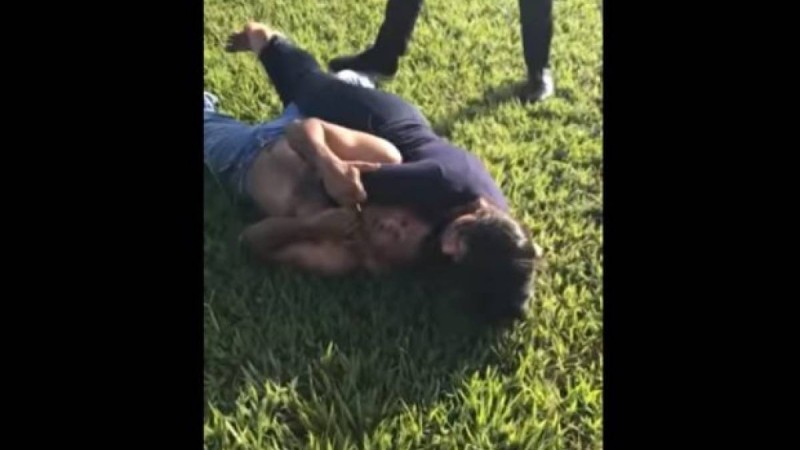 Айқайлап, аяушылық танытуын сұрады: Қыз өзін тонамақ болған ұрыны сабап тастады (видео)