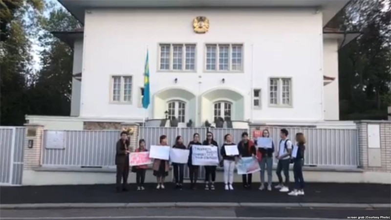 Прагадағы қазақ жастары Алматыда қамалған белсенділерді қолдап акция өткізді